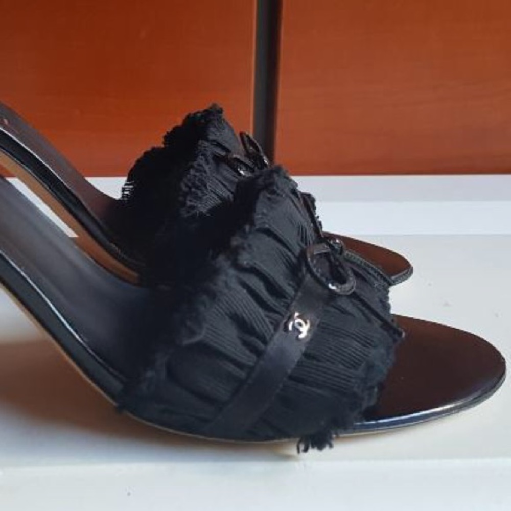 SOLD !!!!!!  Chanel Sandals with CC Logo detail - Picture 6 of 8